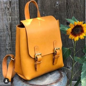 100% handmade using premium SB Foot leather and solid brass hardware.